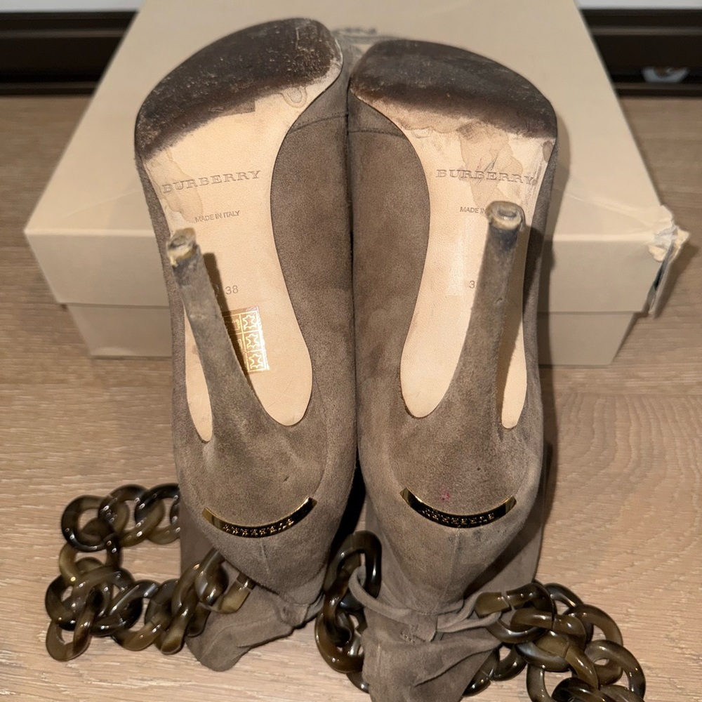 AUTHENTIC Burberry Suede Peep-Toe Ankle Bootie w/ chain detail. With box and bag - Picture 5 of 8